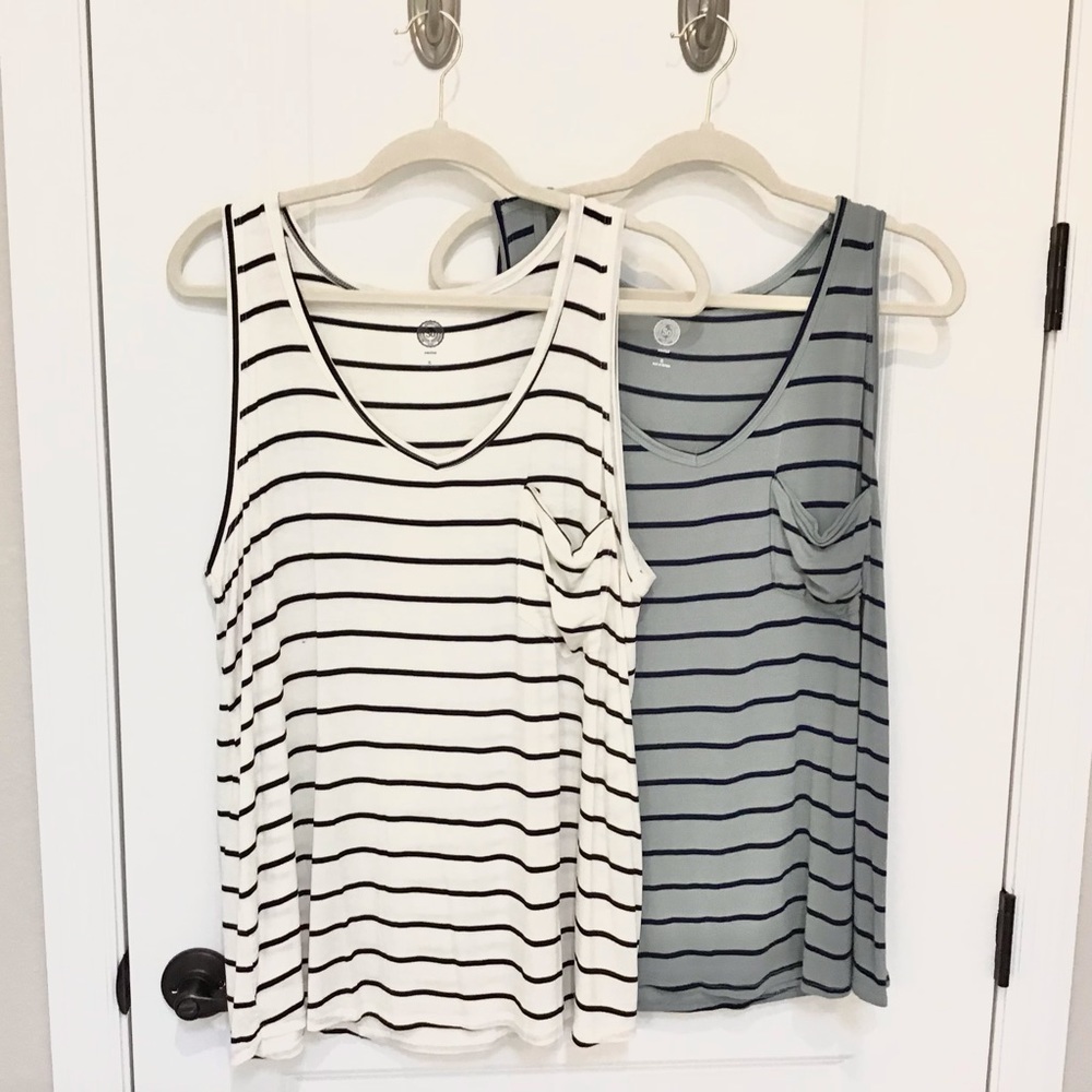 SO Pocket Swing Tanks Bundle of 2 V-Neck Size XL, EUC